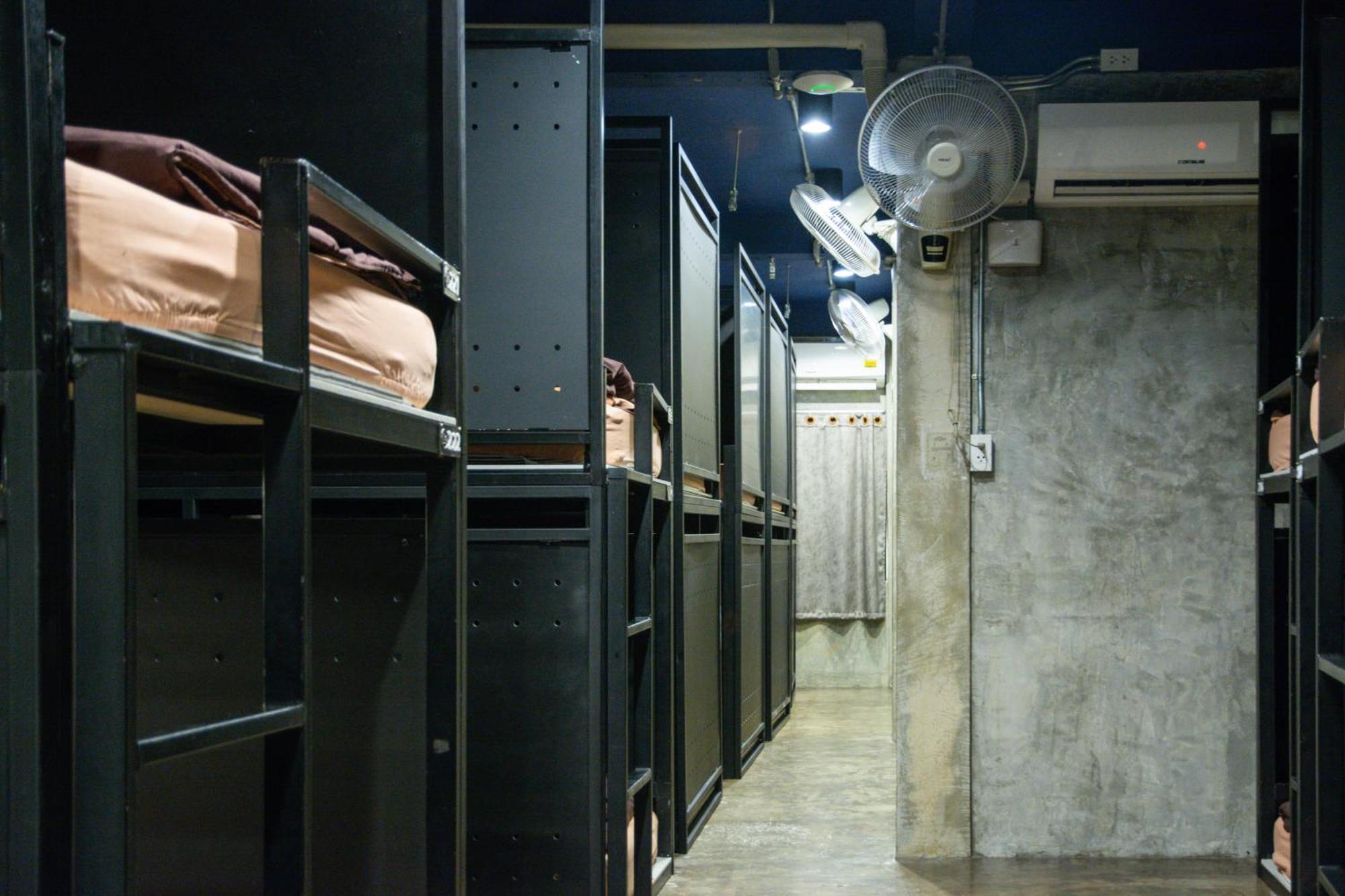 Area81 Hideout Hostel กรุงเทพมหานคร ภายนอก รูปภาพ